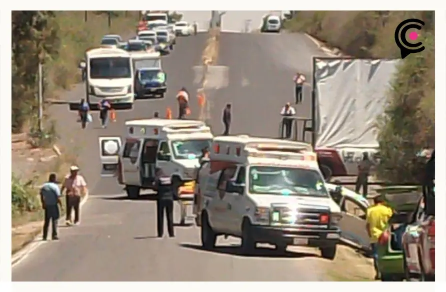 Camioneta de valores embiste dos autos cerca de Africam Safari