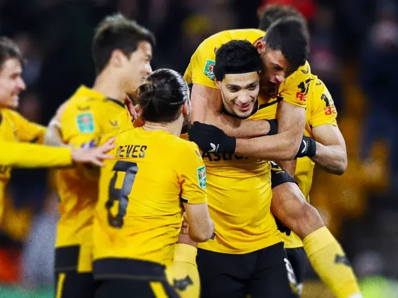 El mexicano Raúl Jiménez llora en su posible despedida de los Wolves.
