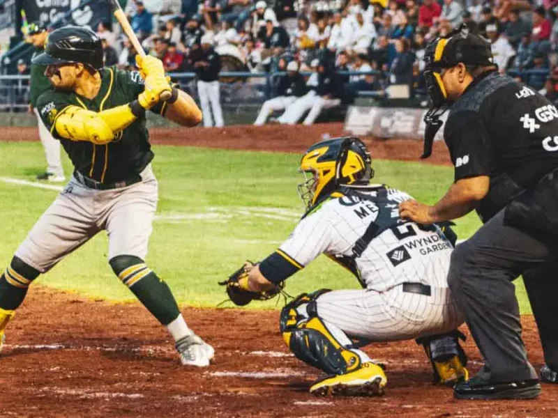 Pericos viene de atrás y vence a los Rieleros en el primero de la serie.