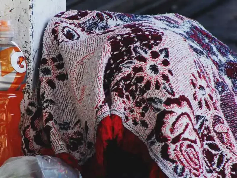 Un indigente murió afuera de un negocio en el Centro de Puebla.