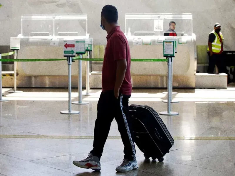 Tras horas suspendido por caída de ceniza, reanudan vuelos en aeropuerto de Puebla