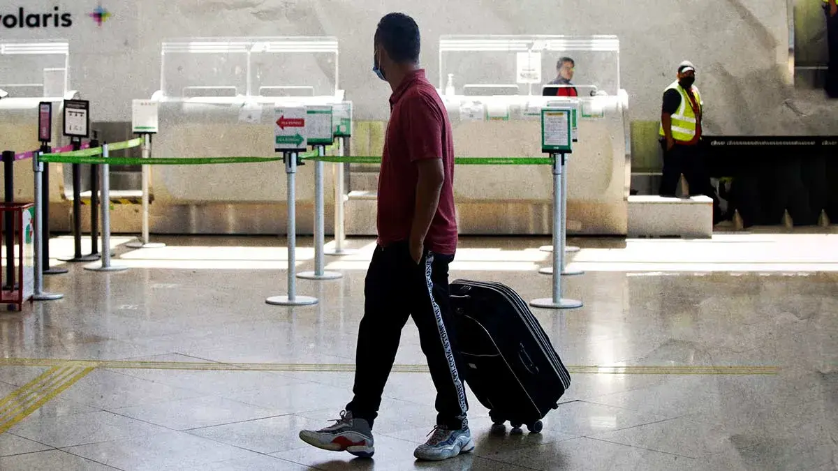 Tras horas suspendido por caída de ceniza, reanudan vuelos en aeropuerto de Puebla