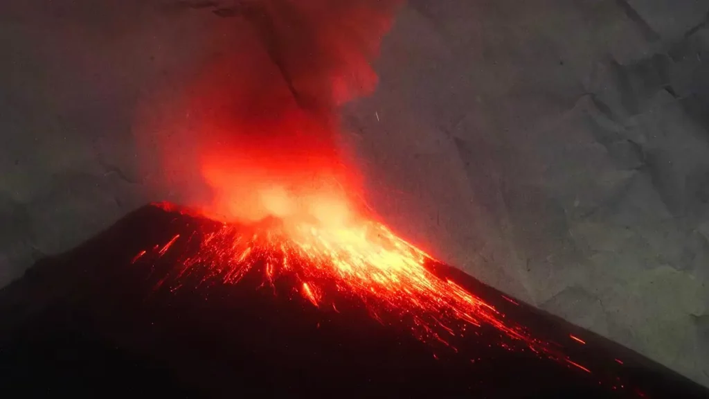 Hoy el volcán Popocatépetl amaneció con una columna de ceniza volcánica; caerá en estos municipios