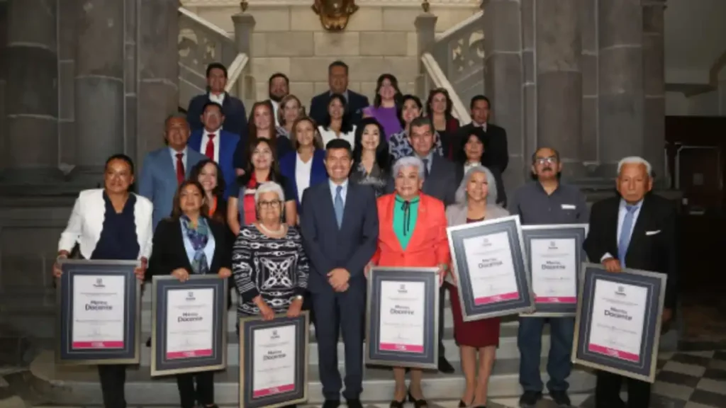 Entrega Ayuntamiento de Puebla distinciones al mérito docente