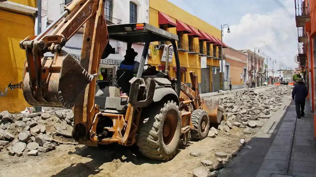 Rehabilitación del Centro Histórico de Puebla va al 30%; continuará pese a caída de ceniza