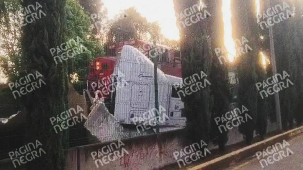 Ferrocarril embiste a traíler y deja a un lesionado en Puebla