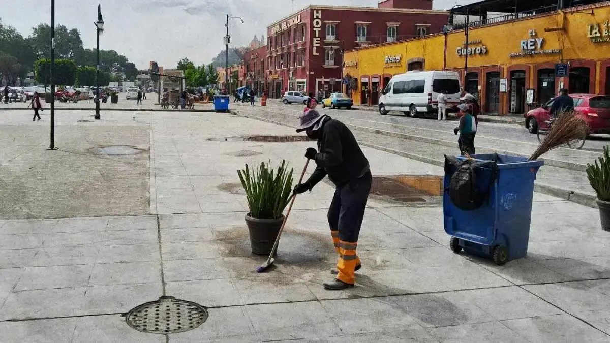 Recolectan 400 kilos de ceniza de la Plaza de la Concordia en San Pedro Cholula 