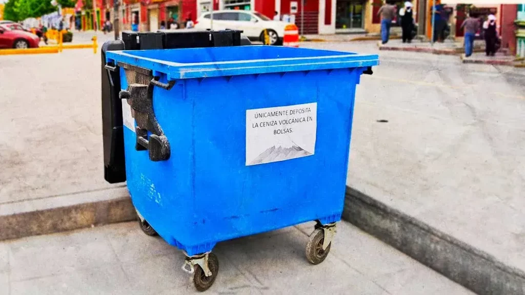 Colocan contenedor para depositar ceniza volcánica en San Pedro Cholula.