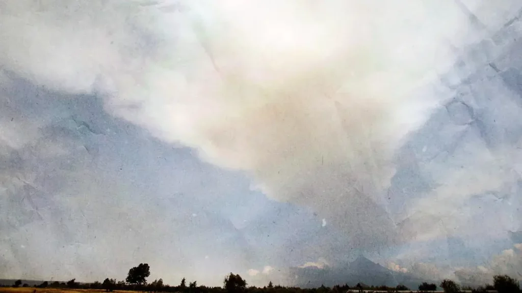 Tras intensa actividad, volcán Popocatépetl lanza una gran fumarola.