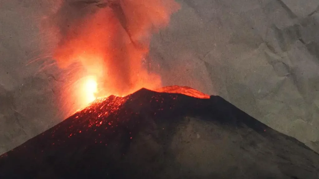 Intensa actividad del Popocatépetl seguirá por meses, alertan especialistas.