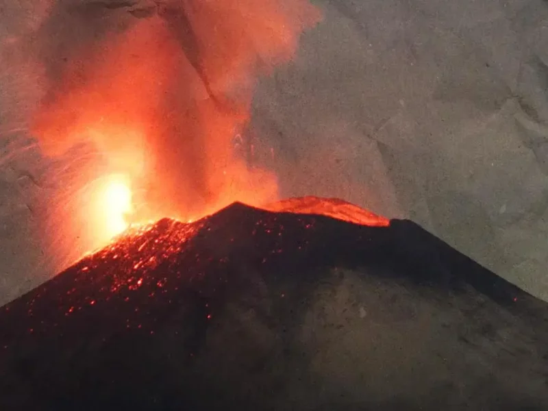 Intensa actividad del Popocatépetl seguirá por meses, alertan especialistas.