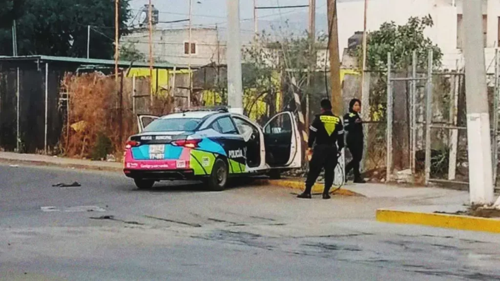 Durante una persecución, patrulla municipal choca con un poste en Castillotla