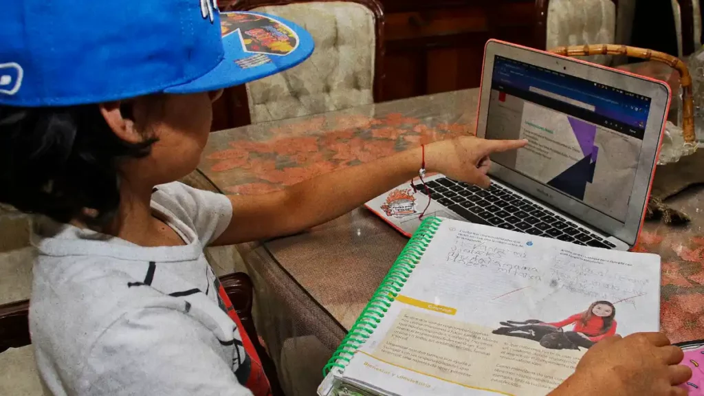 Docentes adaptaron clases a distancia en comunidades cercanas al Popocatépetl sin tecnología