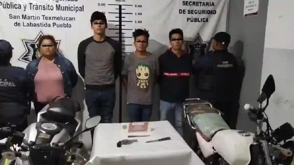 Seguridad-publica-de-San-Martin-Texmelucan-detiene-a-cuatro-personas-con-dos-motocicletas-con-reporte-de-robo.webp 25 mayo,