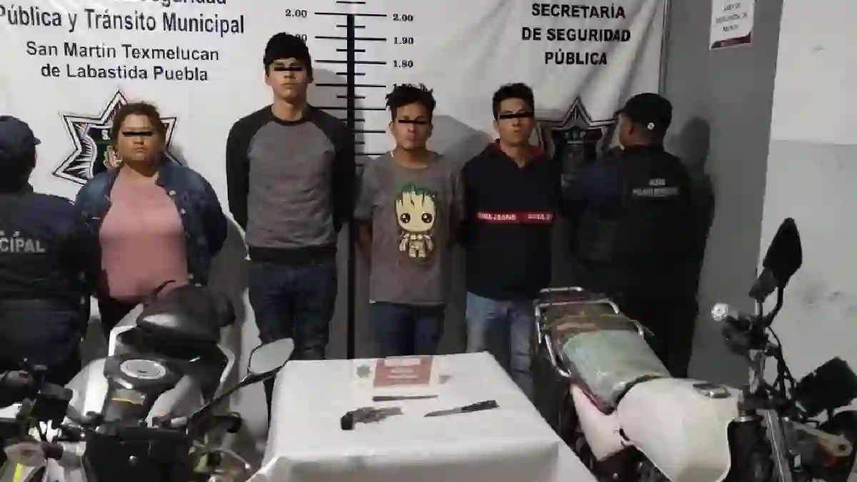 Seguridad-publica-de-San-Martin-Texmelucan-detiene-a-cuatro-personas-con-dos-motocicletas-con-reporte-de-robo.webp 25 mayo,