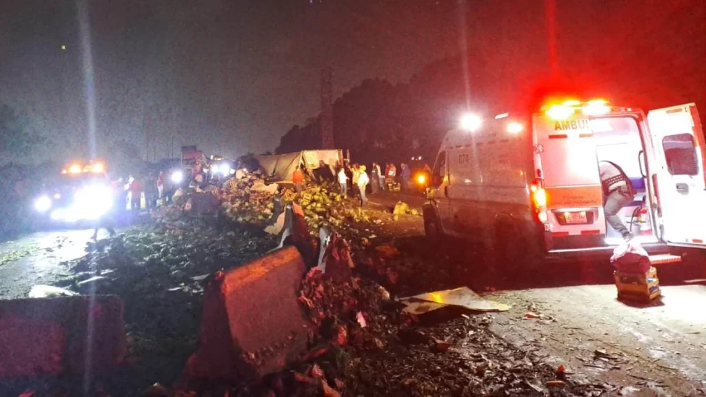 Carambola y volcadura provoca caos en la autopista Puebla-Orizaba.