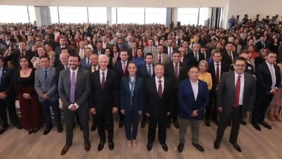 Claudia Sheinbaum es recibida con el apoyo de alcaldes, presidentes municipales, senadores, diputados y miembros de la sociedad civil al grito de: ‘’Es Claudia’’ en la Sesión Ordinaria del Consejo de Desarrollo Metropolitano del Valle de México