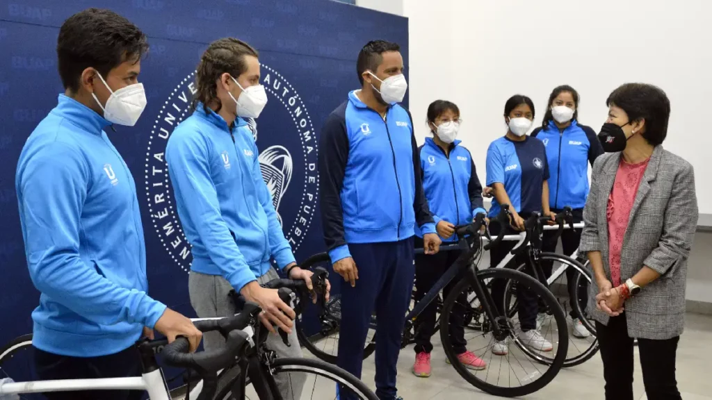 Donan seis bicicletas al equipo de triatlón BUAP