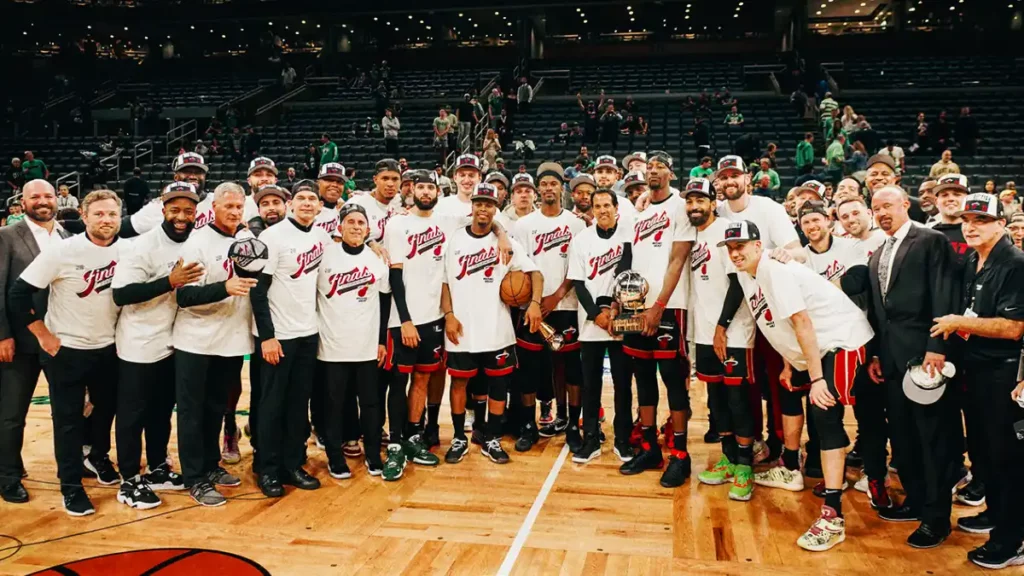 Miami Heat evita remontada de Celtics y es campeón del Este en la NBA.