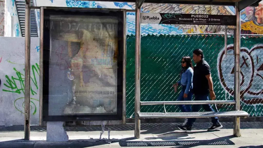 Suspensión de concesión de publicidad en paraderos de Puebla deja pérdida de 1.7 mdp