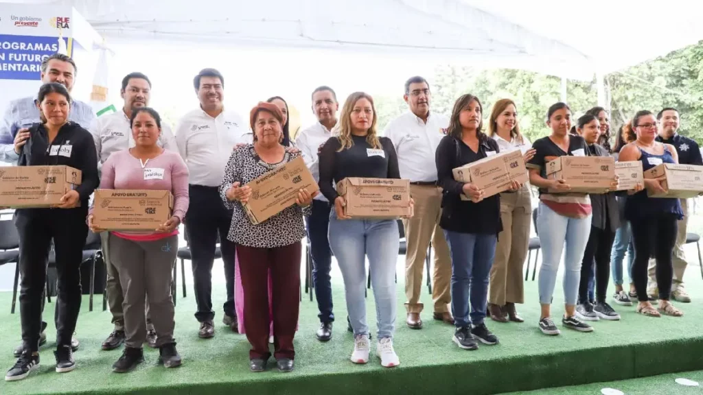 Entrega el Gobernador de Puebla y Mundo Tlatehui, apoyos a mujeres sanandreseñas