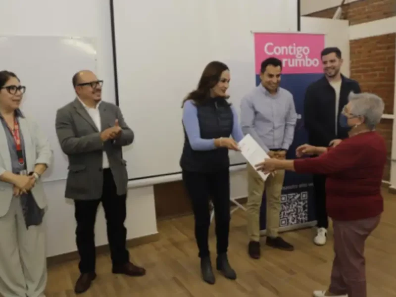 SMDIF Puebla y Grupo OXXO entregan constancias académicas a personas adultas mayores