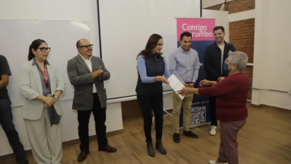 SMDIF Puebla y Grupo OXXO entregan constancias académicas a personas adultas mayores
