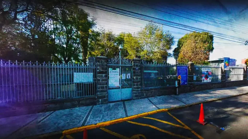 Niña intenta quitarse la vida; se avienta del segundo piso del Instituto Madero en Puebla 