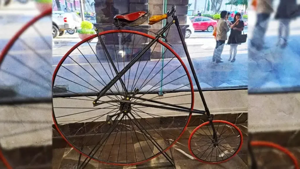 Módulo de Turismo Municipal recibe exhibición de bicicletas antiguas