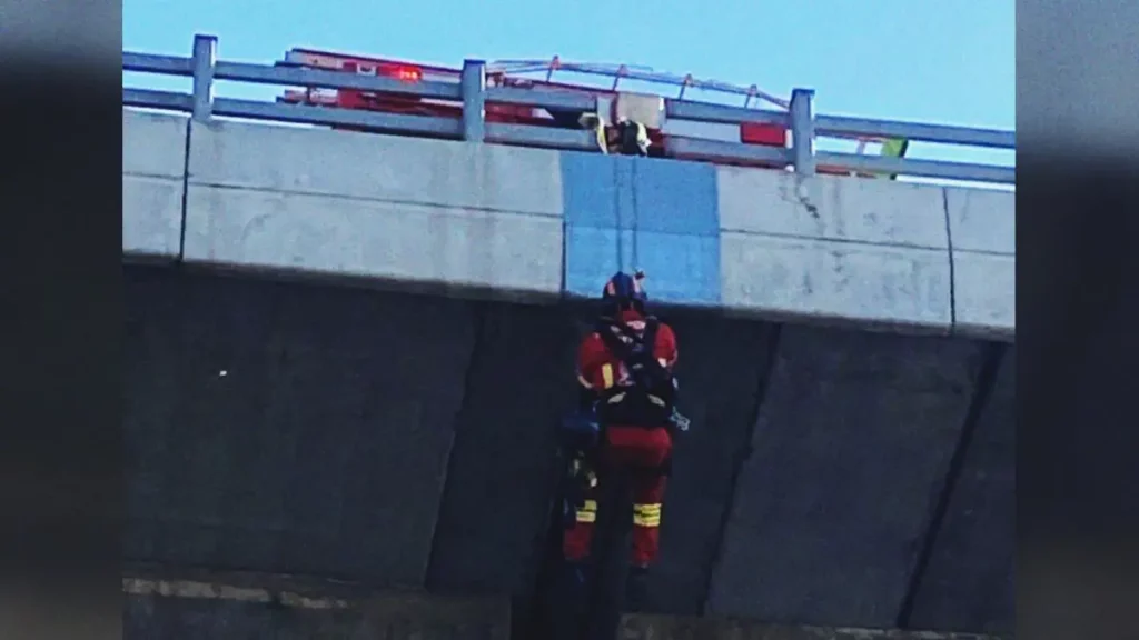 Rescatan a un hombre del segundo piso de la autopista México-Puebla.