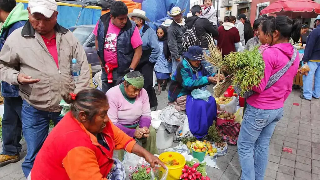 Hay 60 ambulantes instalados en tianguis dominical de San Pedro Cholula: Normatividad