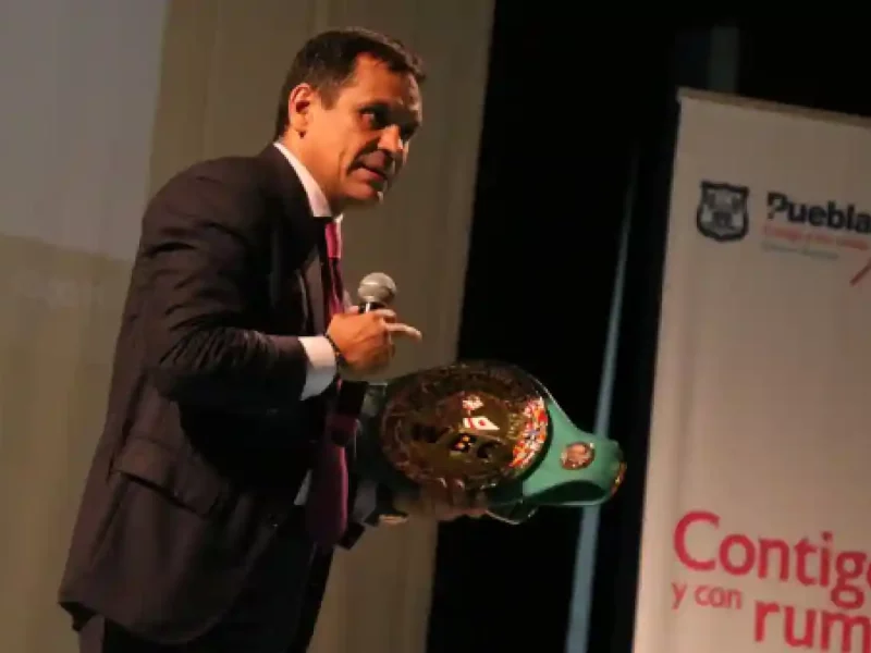 Ayuntamiento de Puebla presentó la conferencia ‘A Dios rogando y con los guantes dando’ a cargo de “El Finito” López