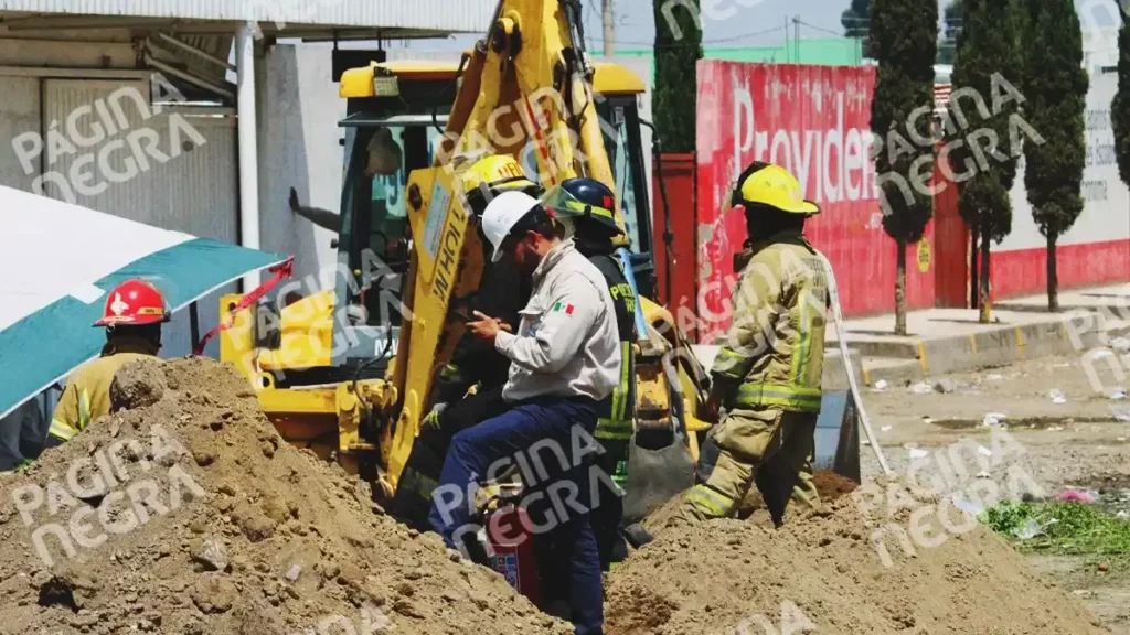 PEMEX busca tomas clandestinas en la zona de la Central de Abasto de Puebla.