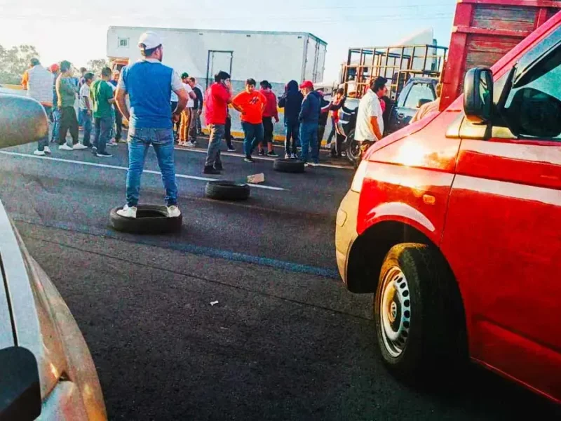 Pobladores-de-Santa-Rita-Tlahuapan-cierran-la-autopista-Mxico-Puebla-por-detencin-de-persona
