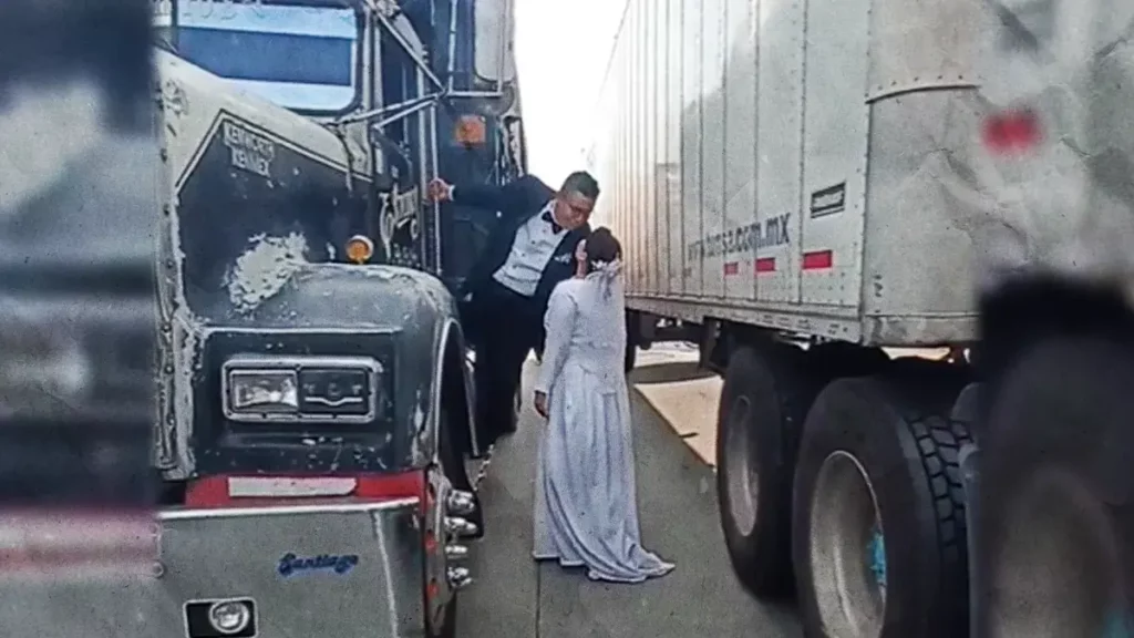 Novios celebran su boda durante bloqueo en la autopista México-Puebla