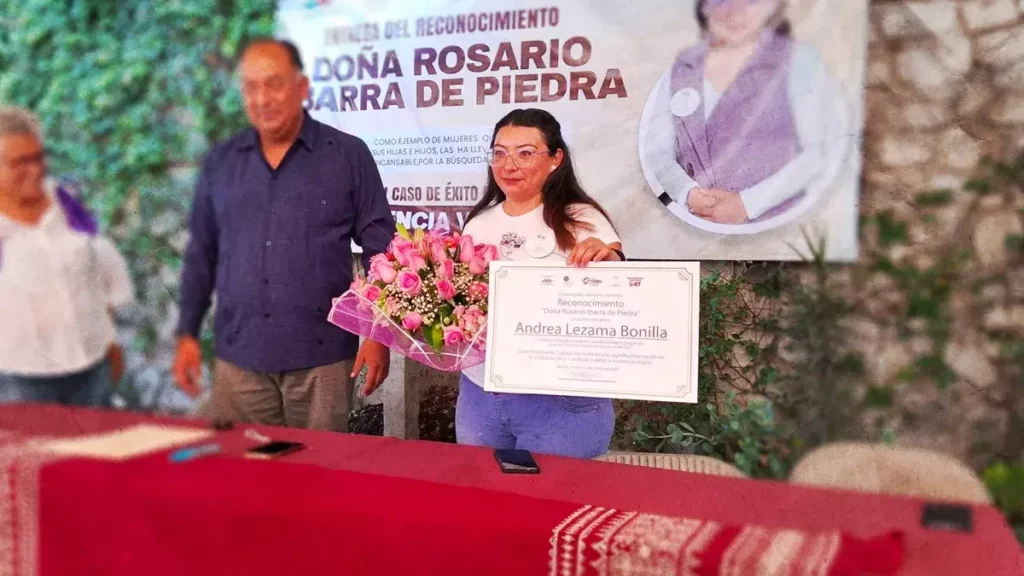 Andrea Lezama recibe el reconocimiento “Doña Rosario Ibarra de Piedra” por su lucha contra la violencia vicaria