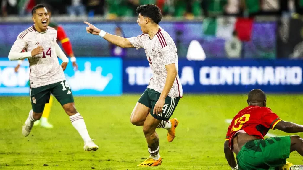 México rescata empate 2-2 ante Camerún durante partido amistoso.