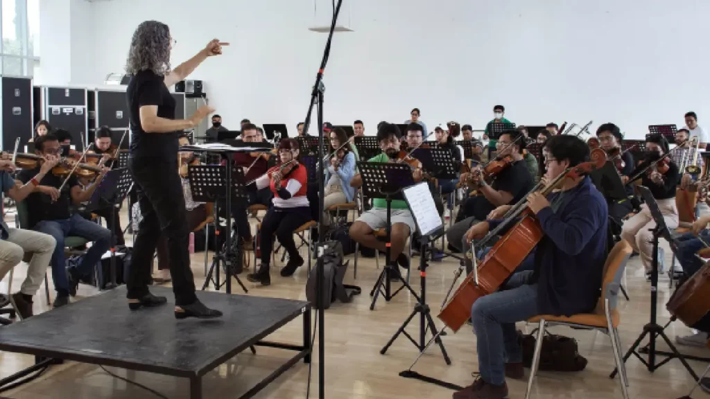 La misión de una orquesta es curar el alma de una sociedad: Lizzi Ceniceros