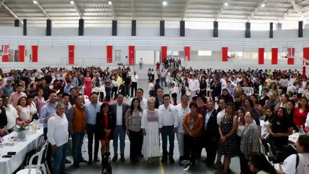 Con-la-asistencia-de-la-Titular-de-la-SEP-en-Puebla-Ayuntamiento-de-Chignahuapan-celebra-al-magisterio