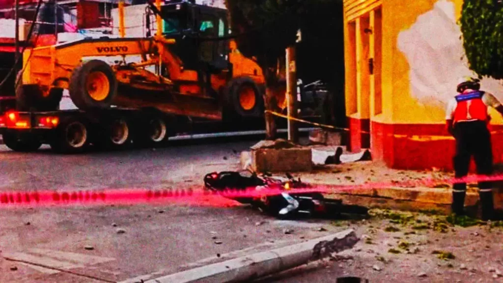 Camión tiró un poste y provocó la muerte de un motociclista en Puebla
