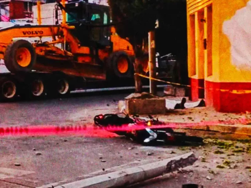Camión tiró un poste y provocó la muerte de un motociclista en Puebla