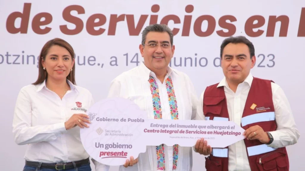 Sergio Salomón Céspedes y Angélica Alvarado inauguran CIS en Huejotzingo.