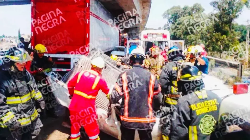 Un tráiler embistió a tres vehículos y dejó dos heridos en al autopista México-Puebla