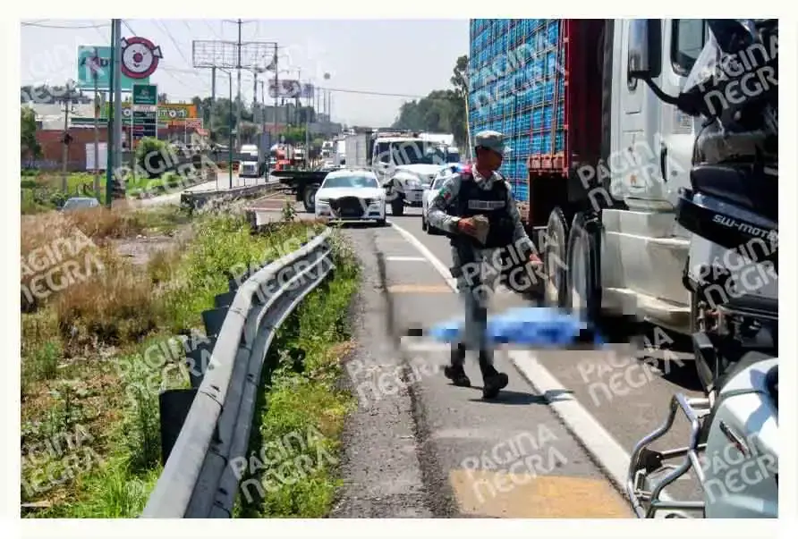 Muere motociclista en la autopista México-Puebla tras chocar con un tractocamión