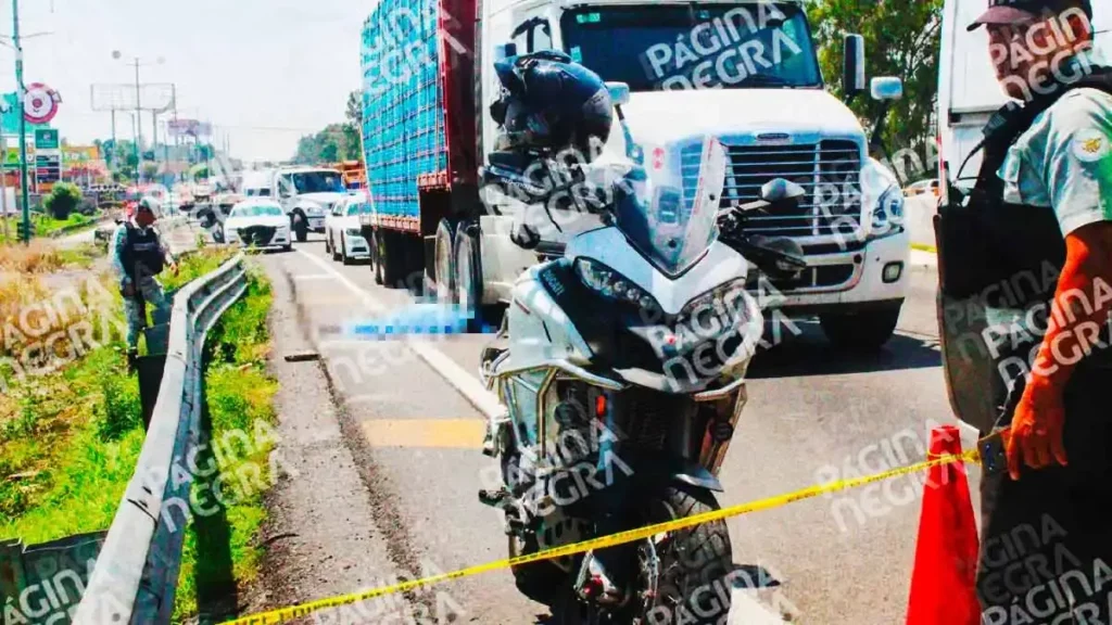 Muere motociclista en la autopista México-Puebla tras chocar con un tractocamión