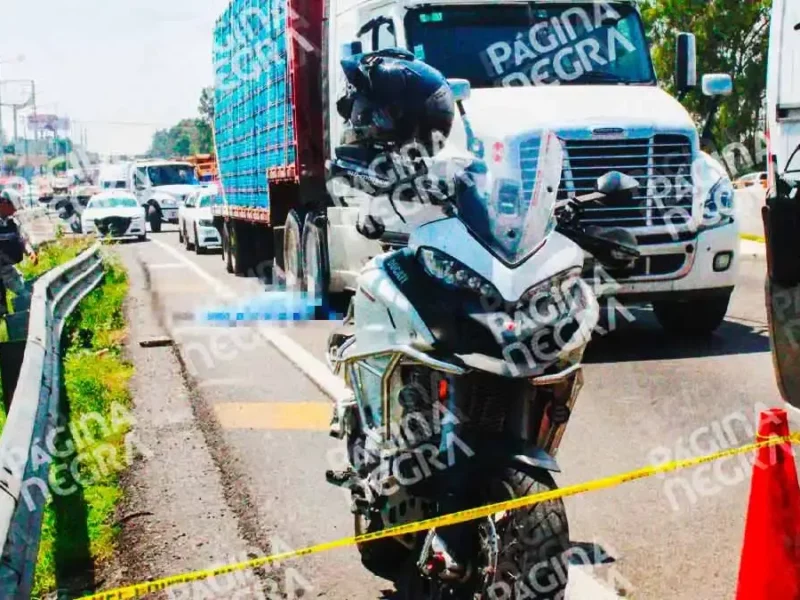 Muere motociclista en la autopista México-Puebla tras chocar con un tractocamión