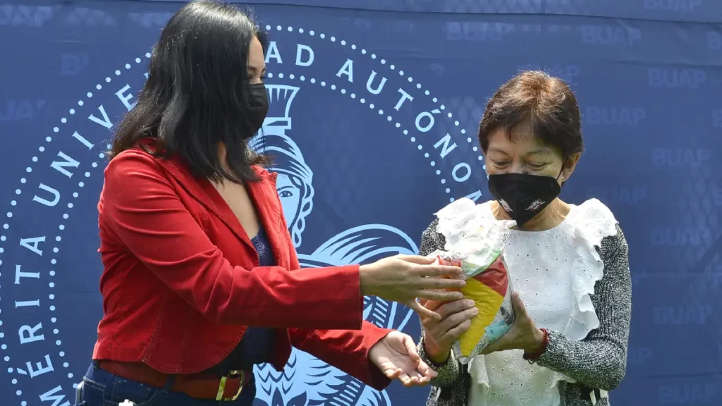 La Rectora María Lilia Cedillo Ramírez entrega de manera simbólica lo recaudado en el Croquetón 2023
