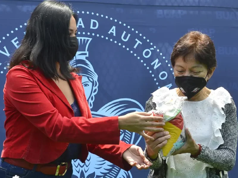 La Rectora María Lilia Cedillo Ramírez entrega de manera simbólica lo recaudado en el Croquetón 2023