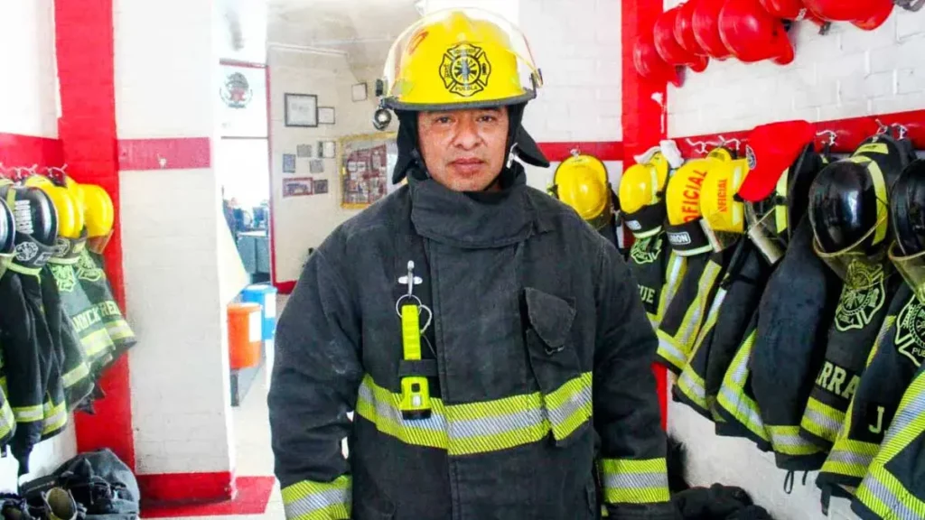 En este Día del Padre conoce la historia de Alejandro Rugerio, un papá bombero de Puebla