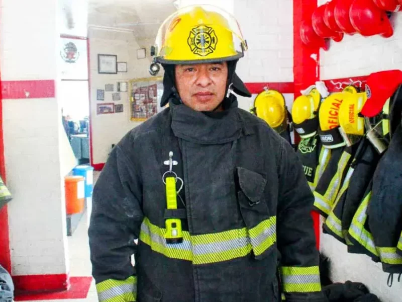 En este Día del Padre conoce la historia de Alejandro Rugerio, un papá bombero de Puebla